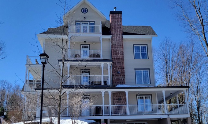 Bromont Condo | Next to mountain bike rides and C1 in Cantons and 5 mins away from main Chalet