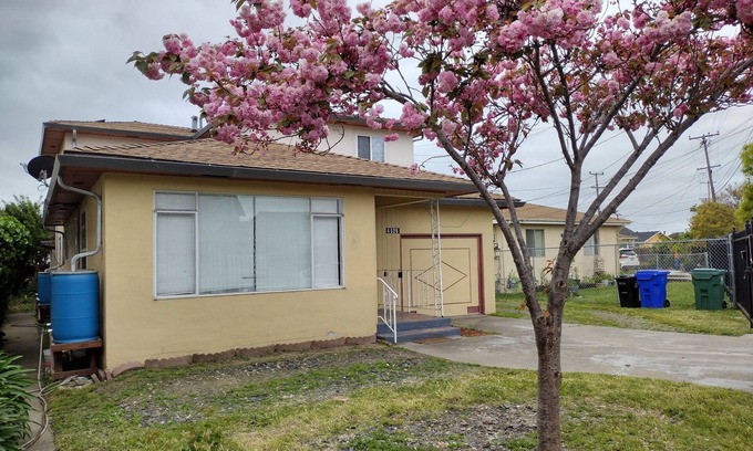 Richmond House | Nice 4br/3bath house unit walk to Del Norte BART