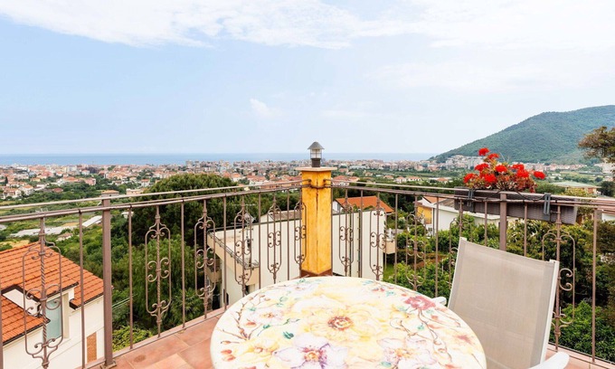 Borghetto Santo Spirito Villa | Nice apartment in villa for 5 guests with WIFI, A/C, pool, balcony and pets allowed