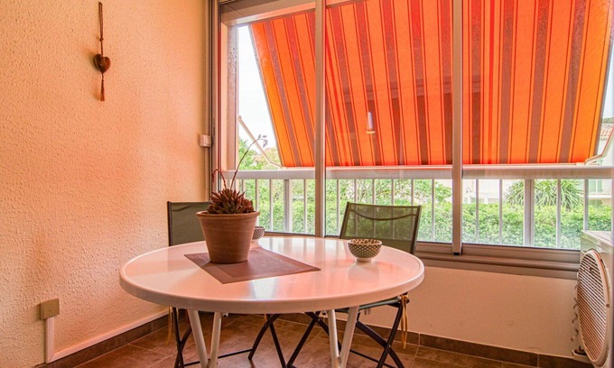 Le Brusc Apartment | Nice apartment for 3 guests with A/C, TV, terrace, pets allowed and parking