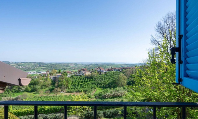 San Damiano dʼAsti Villa | Nice apartment in villa for 5 people with WIFI, pool, TV, patio and pets allowed