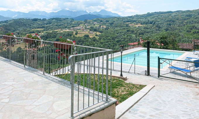 Villa Collemandina Villa | Nice apartment in villa for 5 guests with WIFI, pool, terrace and pets allowed