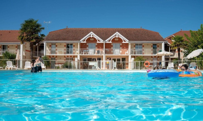 Le Verdon-sur-Mer Apartment | Nice apartment for 8 people with pool, WIFI, TV, terrace and pets allowed