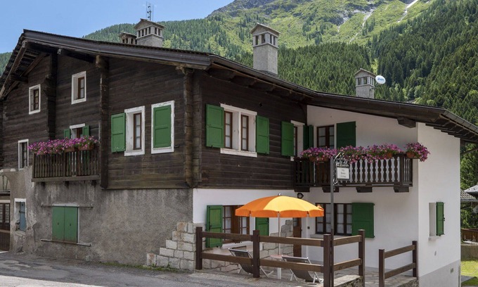Macugnaga Apartment | Nice apartment for 2 guests with TV, pets allowed and panoramic view