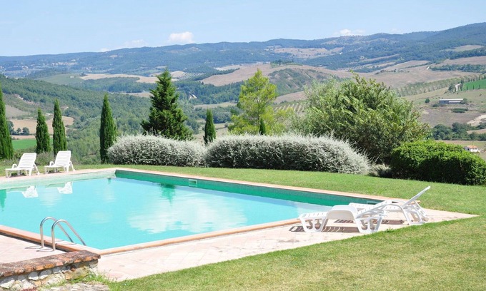 Il Poggio Apartment | Nice apartment for 4 people with WIFI, pool, TV, pets allowed and panoramic view