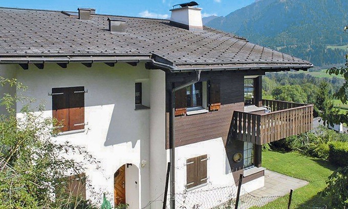 Schluein Apartment | Nice apartment for 5 guests with WIFI, TV, patio, pets allowed and panoramic view