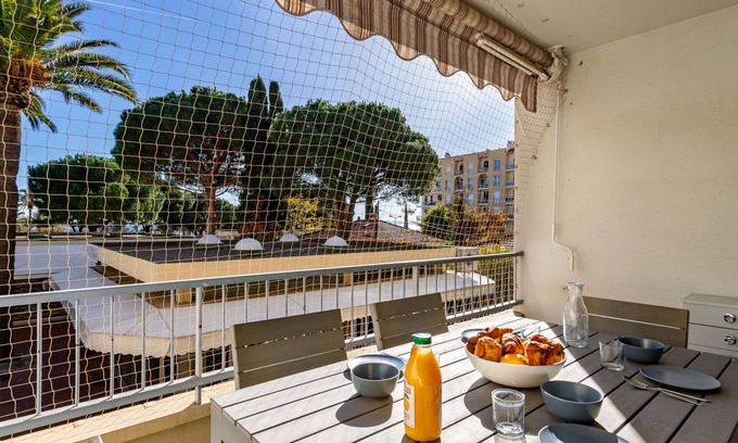 Le Lavandou Apartment | Nice apartment for 4 guests with WIFI, A/C, TV and balcony