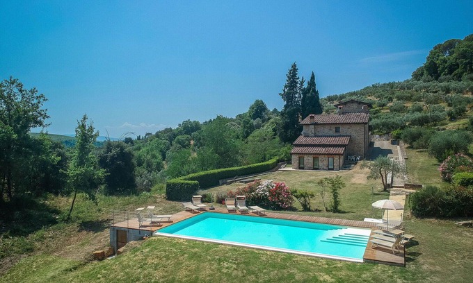 Poggibonsi Villa | Nice apartment in villa with pool, WIFI, A/C, TV and pets allowed, close to San Gimignano