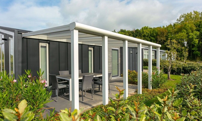 Wemeldinge House | Nice apartment in villa for 4 guests with WIFI, TV, patio and parking