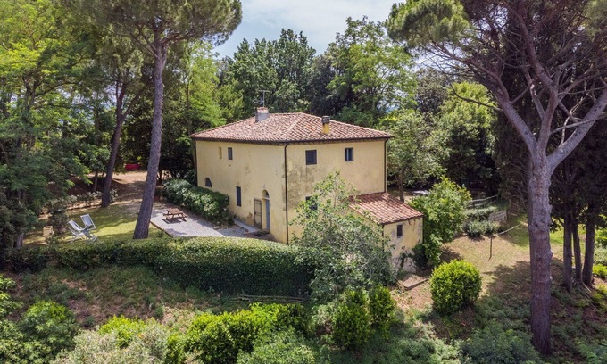 Lorenzana Villa | Nice apartment in villa for 4 guests with WIFI, pool and pets allowed