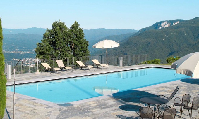 Molazzana Villa | Nice apartment in villa for 5 guests with WIFI, pool, TV, patio, pets allowed and parking