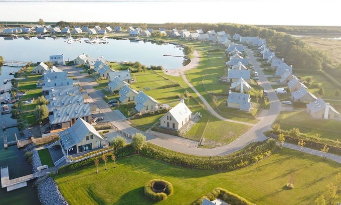 Tholen House | Nice apartment in villa for 8 people with WIFI, TV and parking