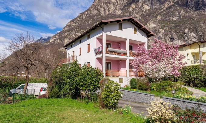 Novate Mezzola Apartment | Nice apartment for 6 guests with WIFI, TV, patio and pets allowed