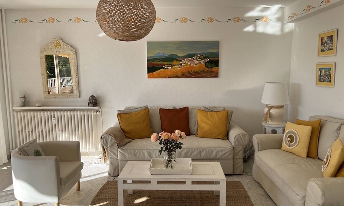 Hyeres City Centre Apartment | Nice apt on the ground floor - terrace, private garden - view "escape sea"