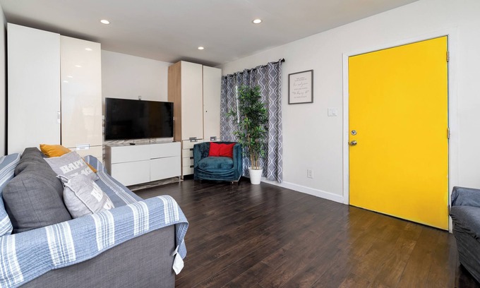 Oakland House | Nice cozy home. free parking on site