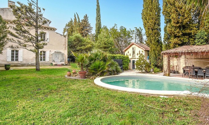 Entraigues-sur-la-Sorgue House | Nice home in Entraigues-sur-la-Sorg