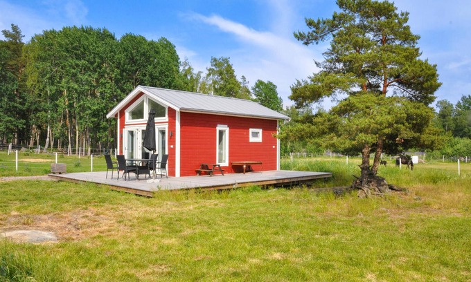 Hammaro House | Nice home in Hammarö with kitchen