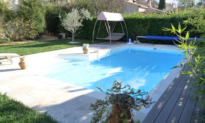 Manosque House | Nice house in a quiet pool with greenery