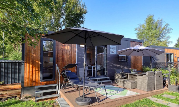 Wemding House | Nice modern cottage on cozy campsite.