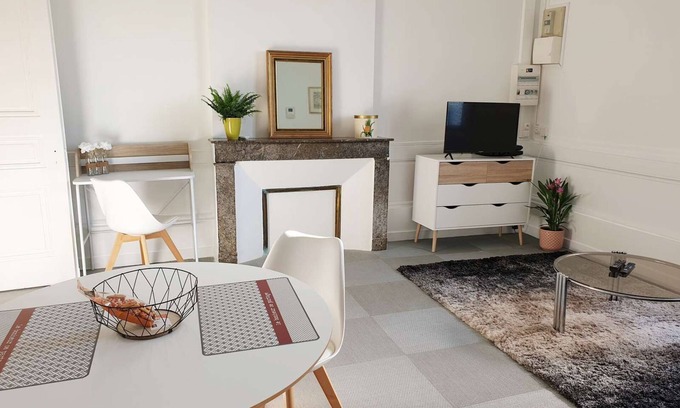Angouleme Apartment | Nice T2 downtown, courtyard, air conditioning