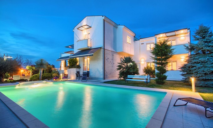 Pjescana Uvala Villa | Nicol luxury near the beach and town