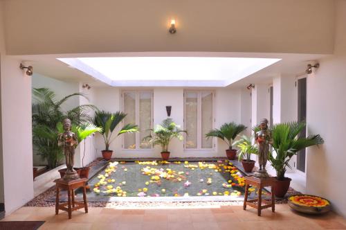 Raja Annamalai Puram Hotel | Niketana @ Boat Club