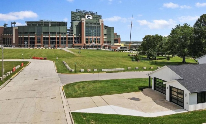 Ashwaubenon Apartment | NineSixFive Fieldhouse | Stadium · Arcades · Luxe