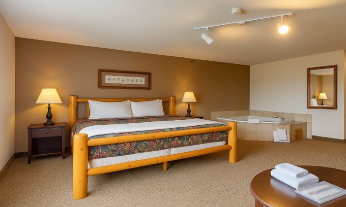 Nisswa House | Nisswa Hotel – King Jacuzzi & Kitchenette #202