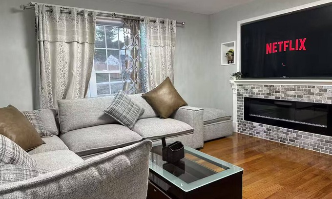 Montville House | nModern 3-Bedroom Retreat Near Parks & Casinos