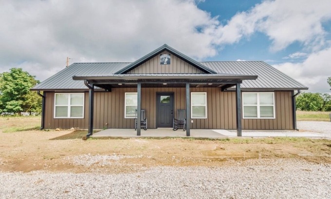 Dallas County House | nNice cabin near Bennett Springs: stocked pond, gated entry, family-friendly!