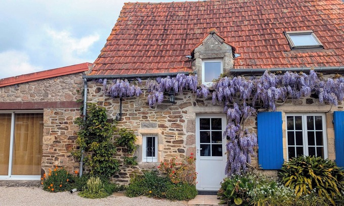 Quettehou House | nNorman stone house, close to the sea and tourist attractions