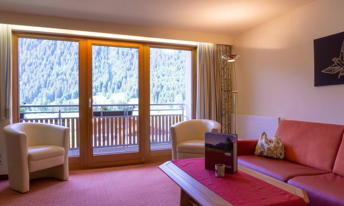 Graen Apartment | No. 13 Fire lily - HAUS fern