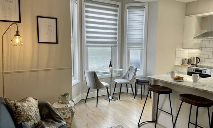 Mill Road Apartment | No 73 Elegance by condokeeper