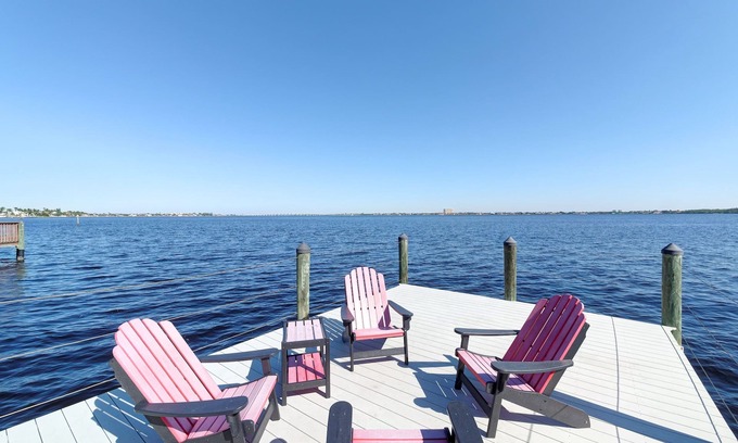 Yacht Club Villa | No dock anymore -SEABIM villa XANZURIO - located on the river * pool