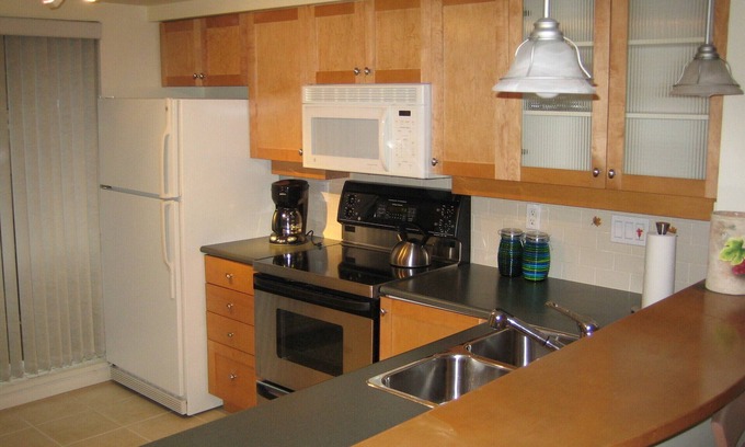 Lower Lonsdale Apartment | No elevators ! unique 1 bedroom City townhouse / with 2 bathrooms, garden pet ?