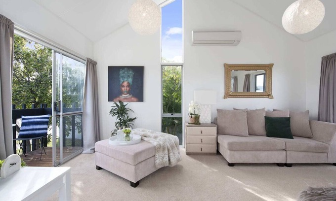 Taupo House | *No Service Fee!* Walk to the Lake & Town Centre