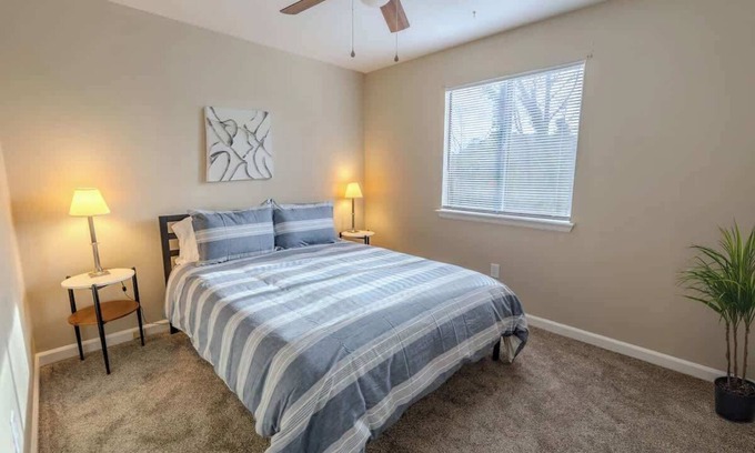 Roanoke House | No Stairs Retreat Near Trails & Downtown | Quiet
