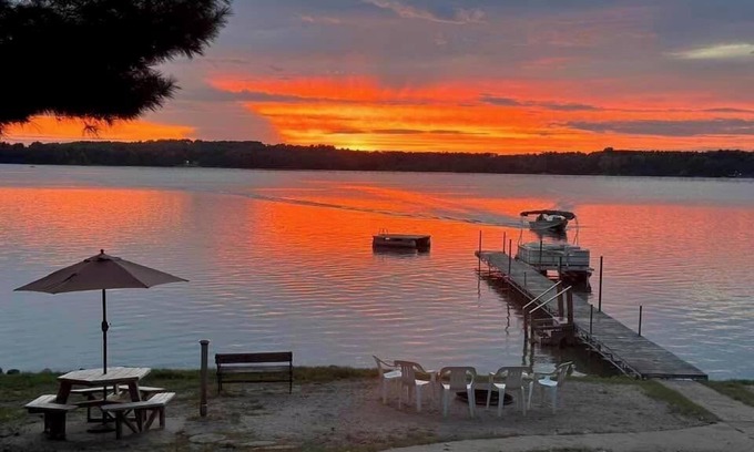 Wautoma Cabin | No steps to the lake/sandy beach/free nite w/wknd offseason/amazing sunsets