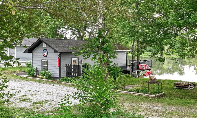 Noblesville House | Noblesville Tiny House, golf, kayaks, close to hiking, golf, waterfront!