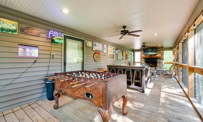 Bee Spring House | Nolin Lake Home w/Hot Tub: 15 Mi to Mammoth Cave!