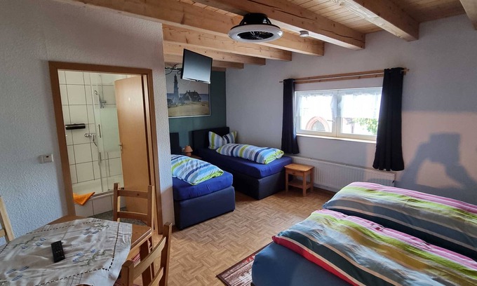 Rust Apartment | Non-smoking four-bed room with shower and toilet - Gästehaus Gravell