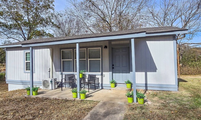 Checotah House | Nonie's Cozy Cottage I Home in Heart of Checotah