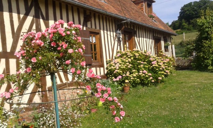 Saint-Gervais-des-Sablons Cottage | Normandy house with private pool