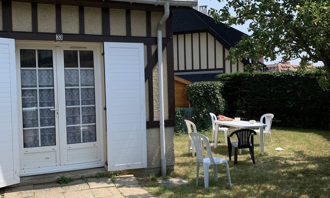 Villers-sur-Mer Cottage | Normandy cottage with private garden 80 m2 300 m from the beach in a quiet location