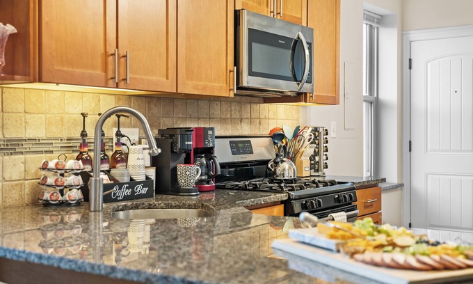 North Center Apartment | North Center King Bed with Ensuite Walkable Highly Rated Blackout Curtains