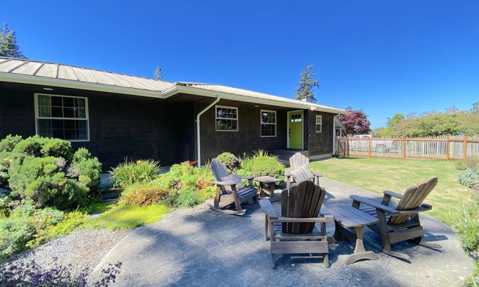 Eastsound House | North Shore Retreat: Private Beach Access, Tennis/Pickleball Court, Pets Welcome
