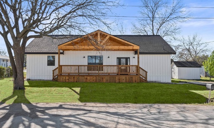 Saint Jo House | North Texas Hill Country Retreat, Stylish & Spacious 4BR Home