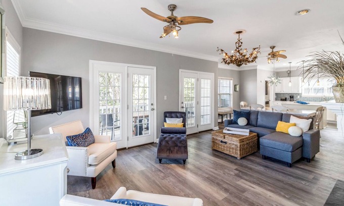 Tybee Island House | North Tybee house near lighthouse with ocean views and media room