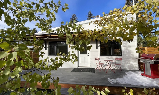 Bozeman House | North Wallace Cottage-Cozy cottage within walking distance of downtown!