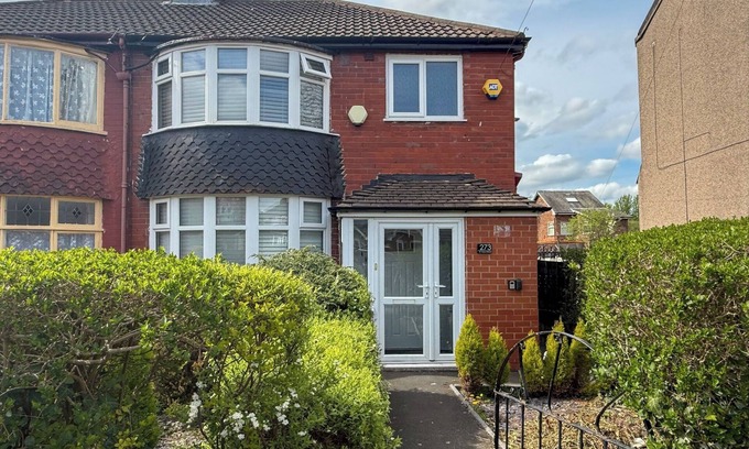 Manchester House | Northeast Manchester, Sleeps 8 with Onsite Parking